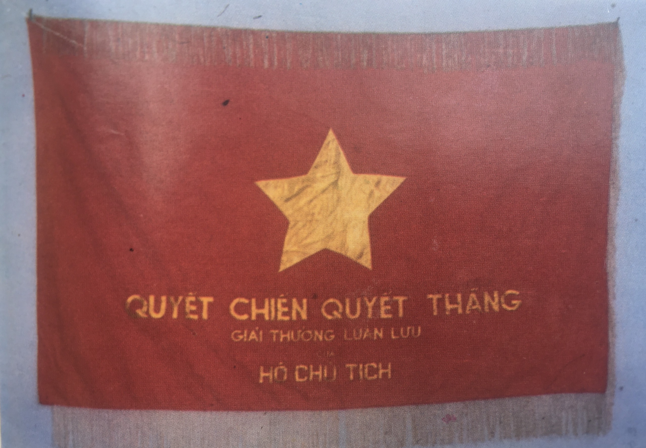 Hình ảnh: Cờ luân lưu của Hồ Chủ tịch tặng Đảng bộ và nhân dân Thừa Thiên Huế trong chiến dịch Đông Xuân 1953-1954(Nguồn: Bảo tàng Lịch sử Thừa Thiên Huế)